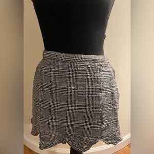 Japna Size Medium Black and White Checkered Scalloped Hem Fully Lined Mini Skirt